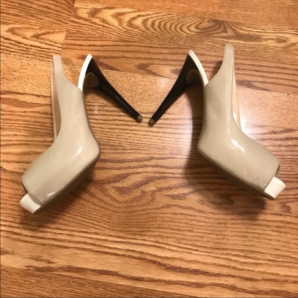 GUESS Nude Peep Toe Patent Leather Pumps 9.5 - Picture 2 of 7